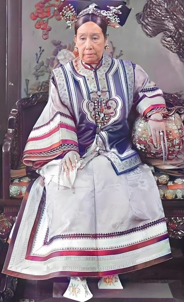 empress dowager cixi wore fingernail guards